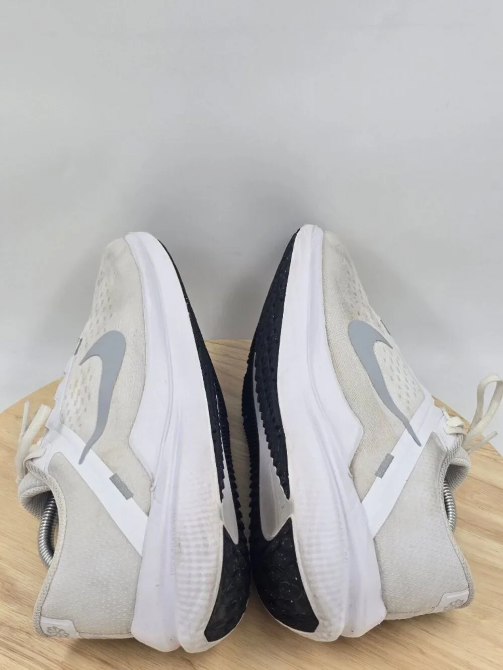 Nike Winflo 10 Road Running Shoes White Wolf Grey DV4022-102 Mens sz 9.5